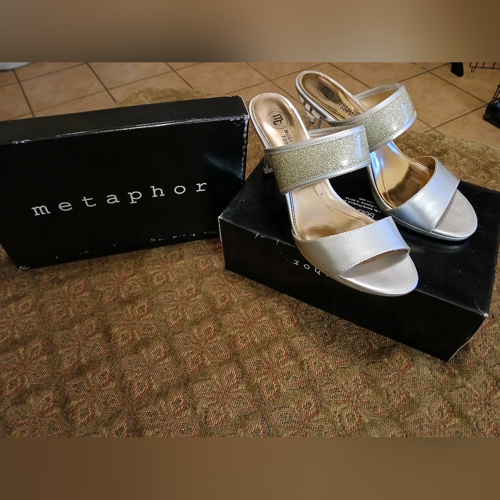 Mootsies Tootsies, women's slip-on sandals. Size 9M.